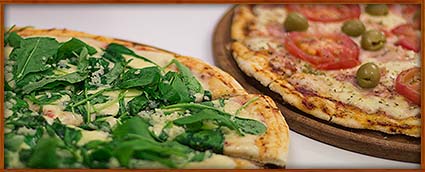 napolitana y pizza de rúcula